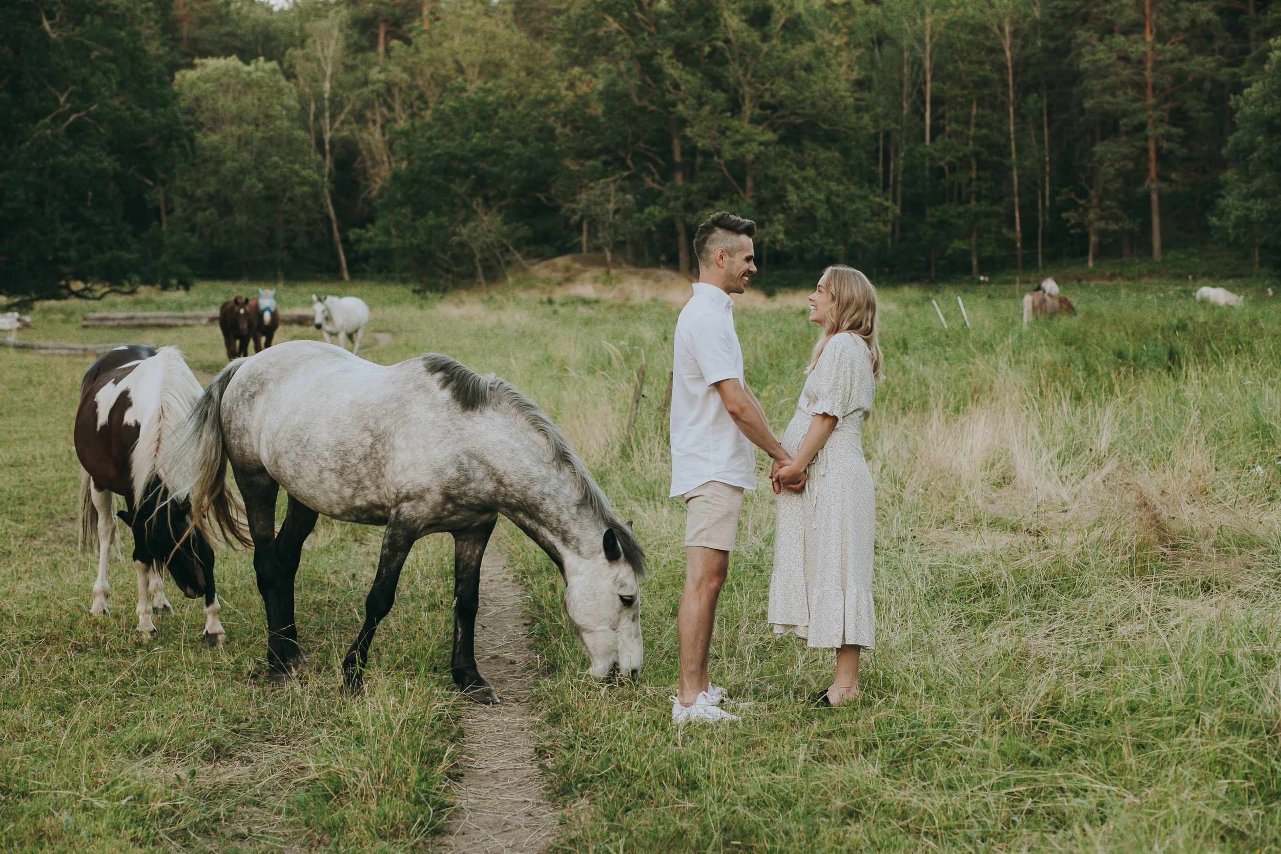 Kärleksfotografering vid Långängens gård på Lidingö. Stockholm. Fotograf Rebecca Nordin.
