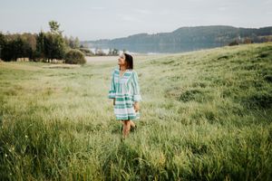 Porträtt vid Acksjön med tjej från USA. Fotograf Rebecca Nordin.