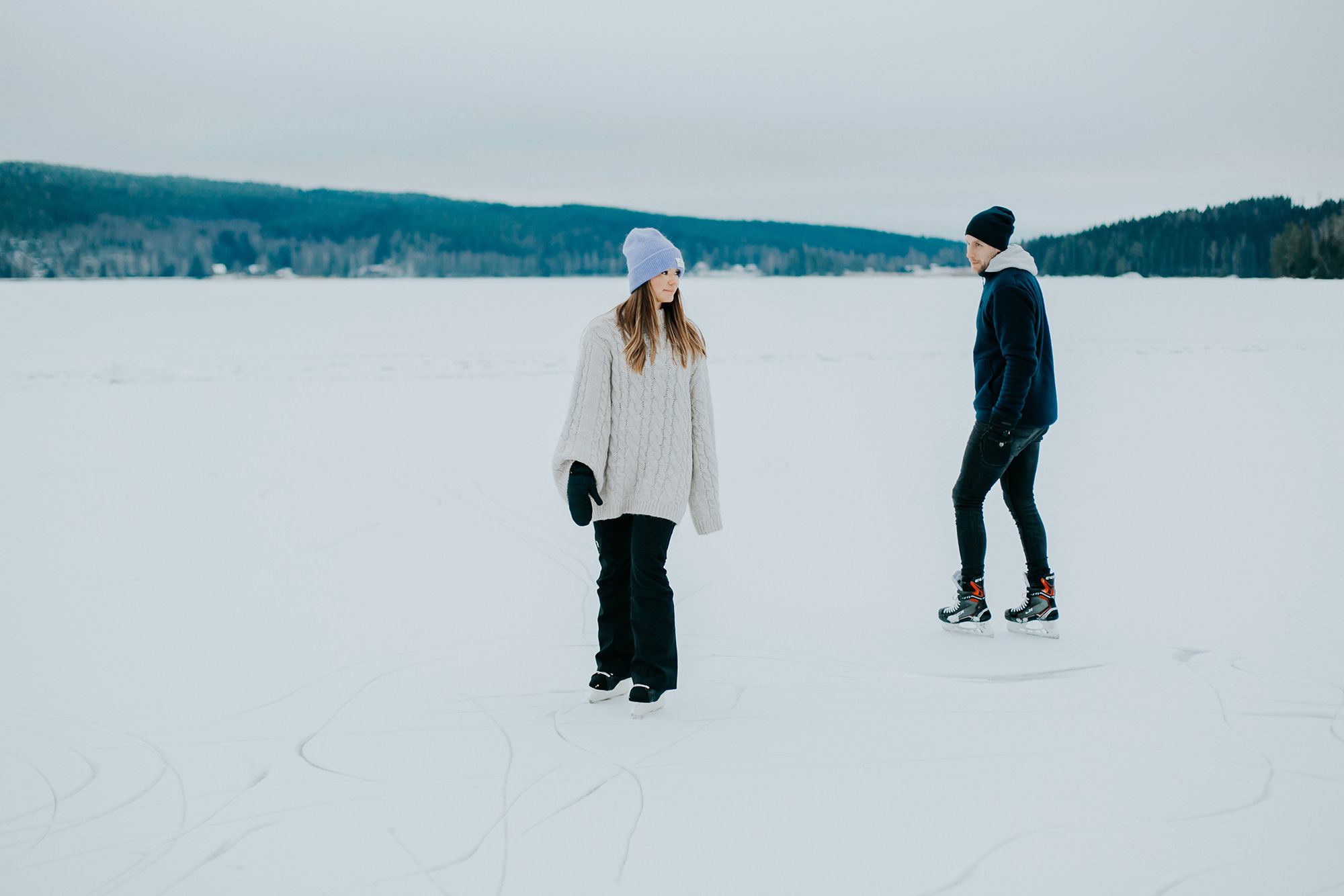 Parfotografering på Malin och Per Åslund. Ett vintrigt Acksjön, Molkom. Fotograf Rebecca Nordin