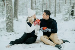 Ett vintrigt Skuberget och en förlvningsfotografering. Fotograf Rebecca Nordin.