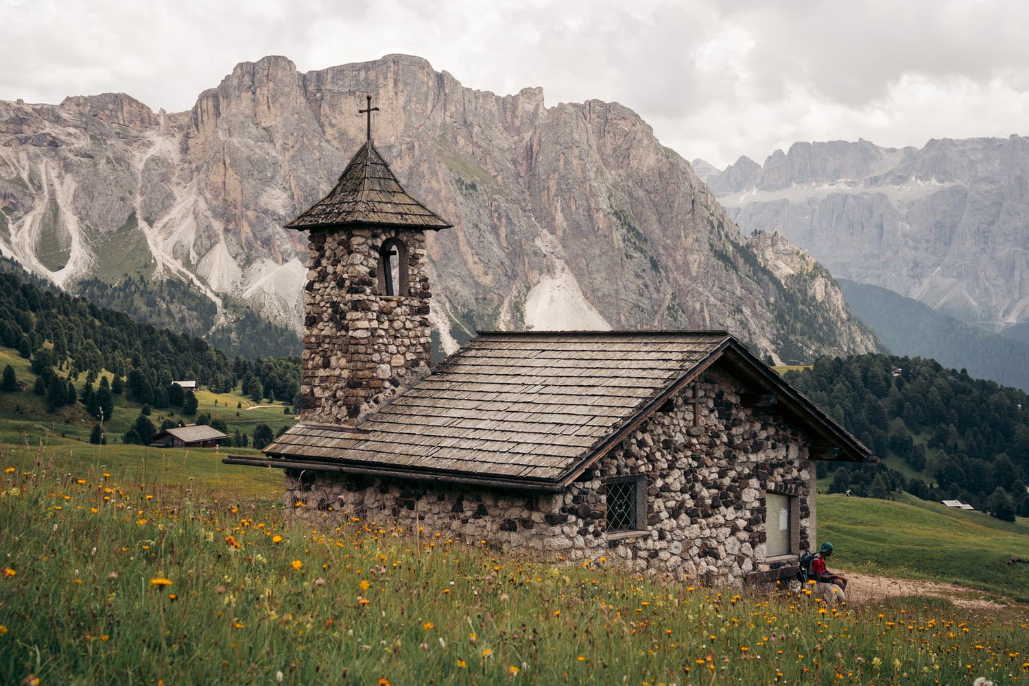 chapelle dans les alpages de seceda dans les dolomites