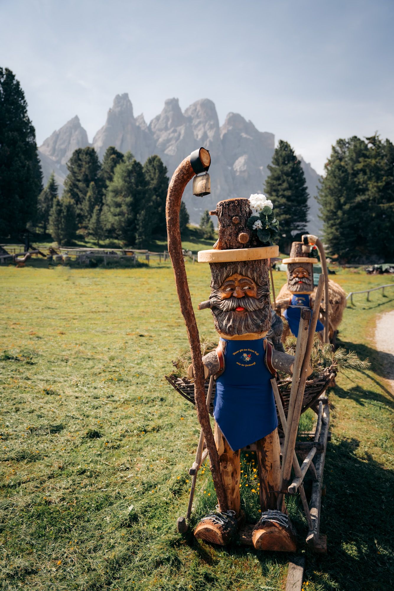 sculpture en bois du rifugio delle odle dans les dolomites