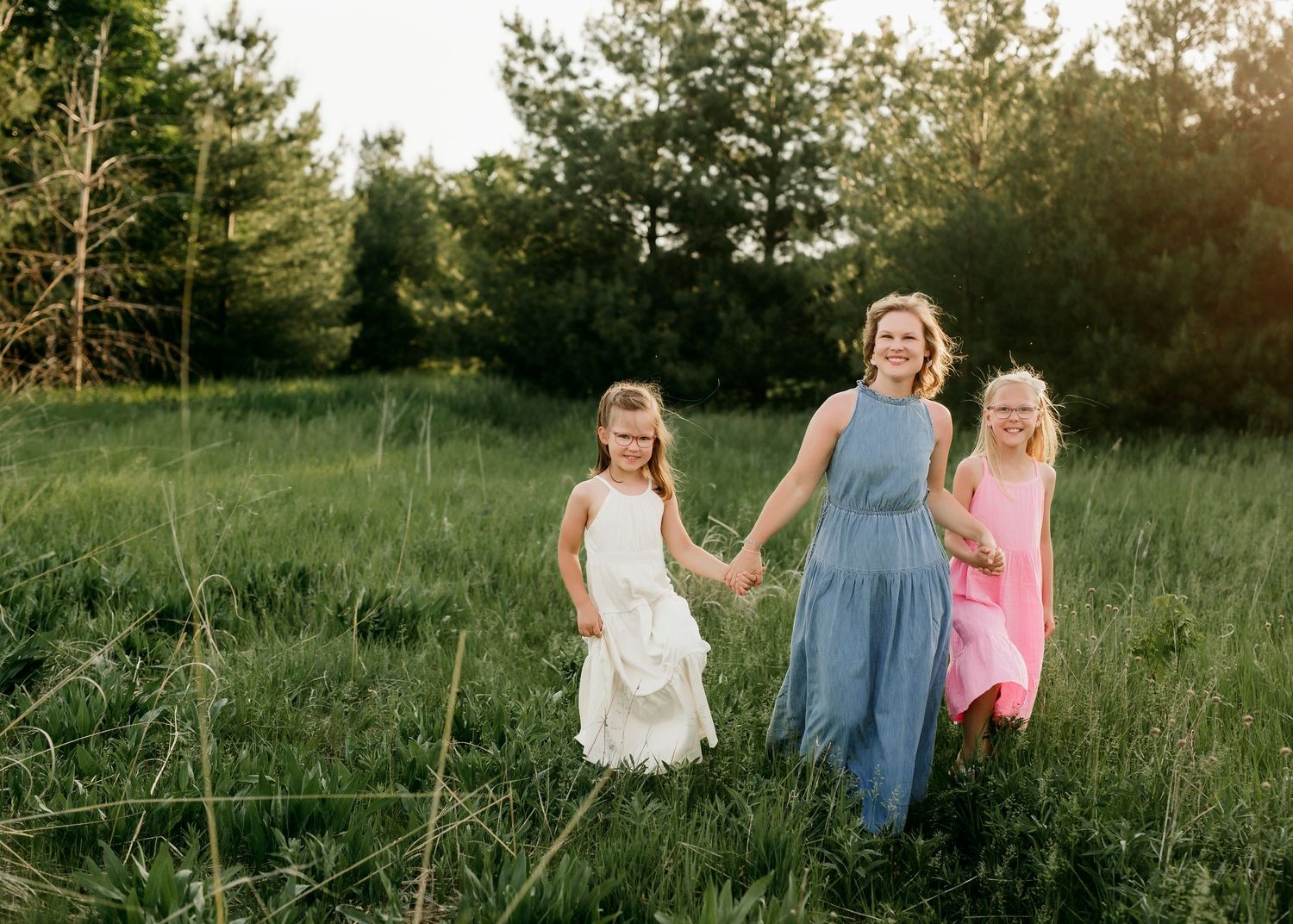 Family portrait session in Green Bay, Wisconsin with parents and children outdoors