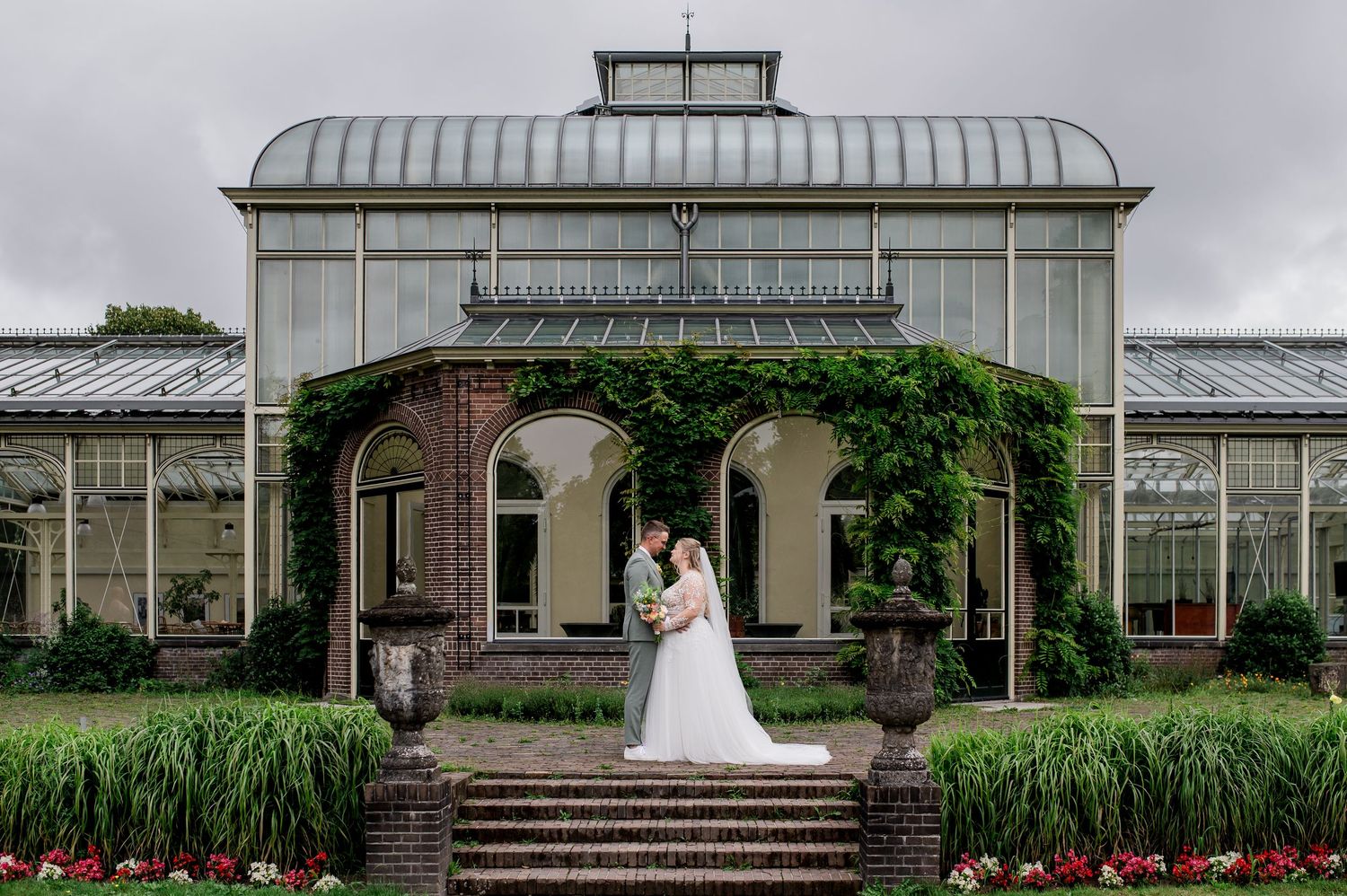 Fotoshoot van bruidspaar in Baarn door de Christelijke trouwfotograaf