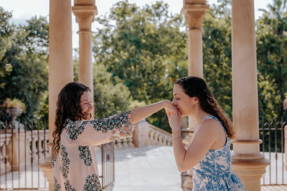 Romantic couple photos Ciutadella Park