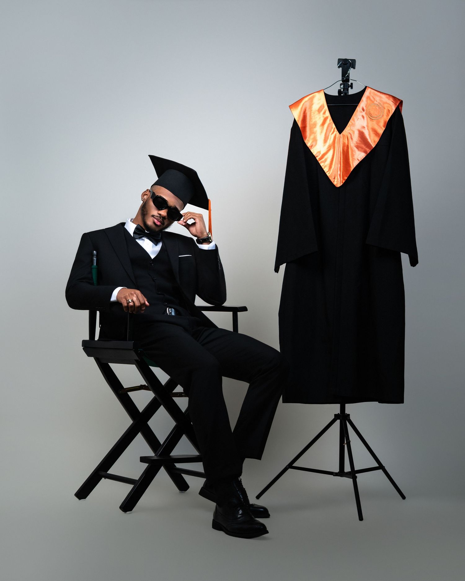 Sesión fotográfica de graduación UTESA con toga y birrete, fotos profesionales y creativas en estudio o exteriores en República Dominicana.
