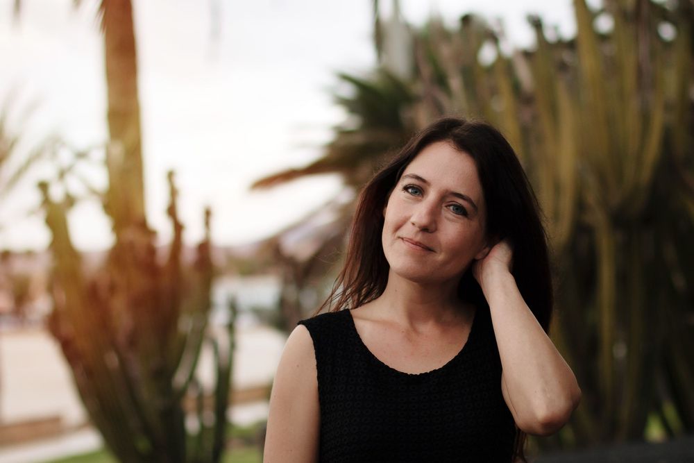 Natural lifestyle portrait in Caleta de Fuste - Fuerteventura portrait photography by photoFuerte