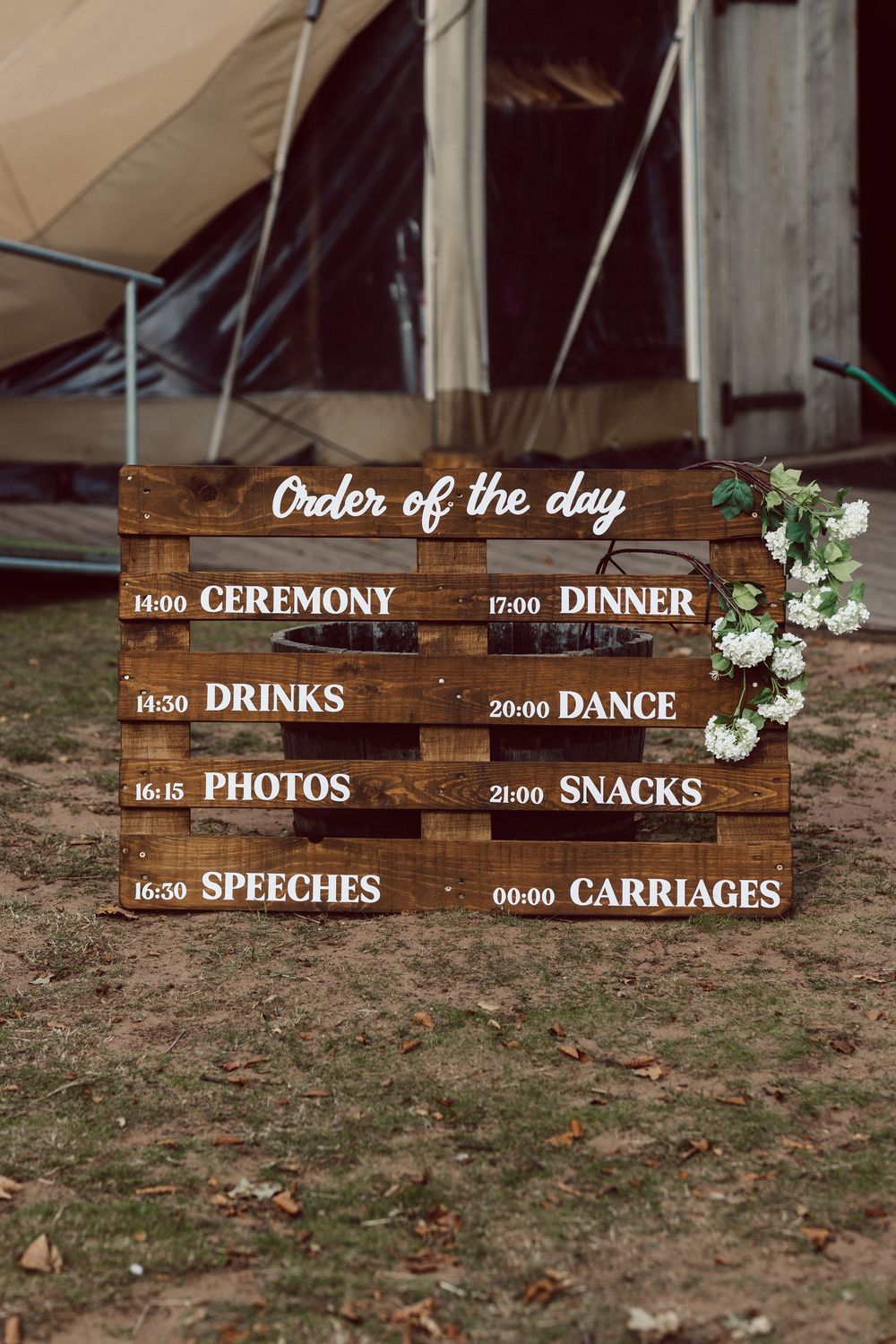 Wooden wedding timeline signs display event schedule including ceremony, dinner, drinks, dance, photos, snacks and carriages.