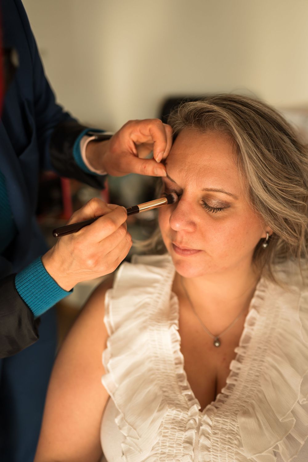 Maquillage des témoins par Manon Galdin sur le shoot d'inspi Brit Pop au belvédère famille Cattin à Vœgtlinshoffen en Alsace