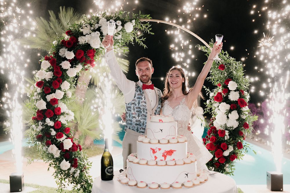 Taglio torta nuziale con fuochi d’artificio a Villa Casa Rossa Imperia matrimonio serale