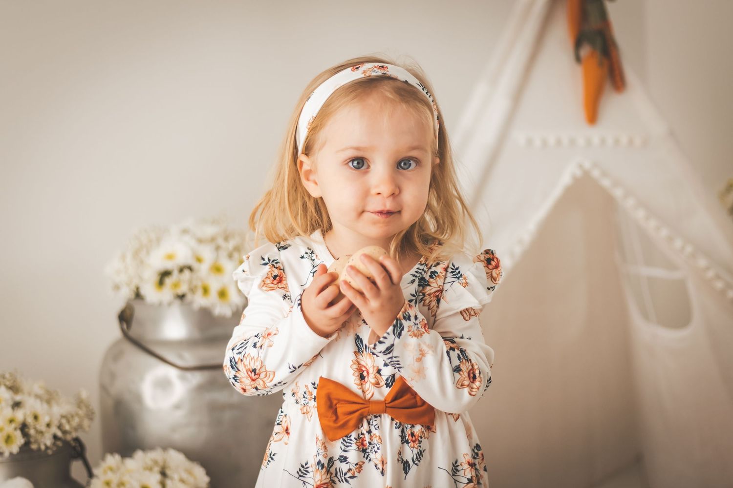 bambina su set fotografico di primavera e pasqua