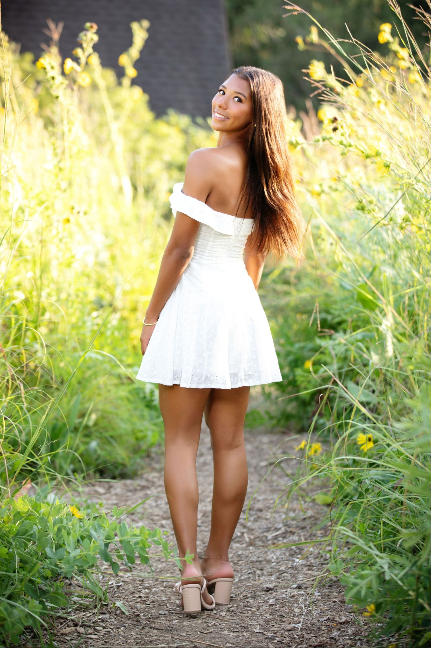 Olentangy senior pictures in Inniswoods.  Senior pictures in the park.  Senior pictures with flowers. Floral senior pictures.