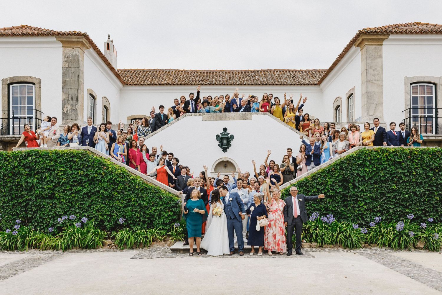 Elegant and colorful group photo during a wedding at quinta valle do riacho in Alenquer