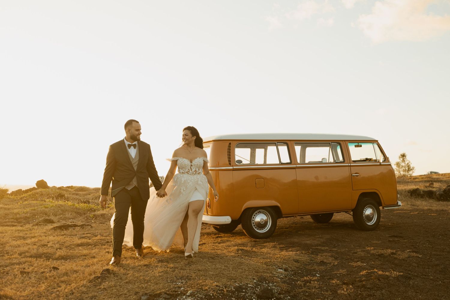 combi Volkswagen et des mariés