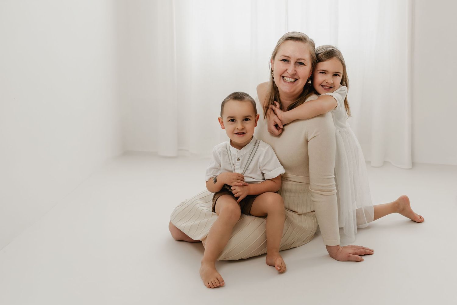 Mama mit Kinder beim natürlichen Familienfotoshooting im Fotostudio Stockerau