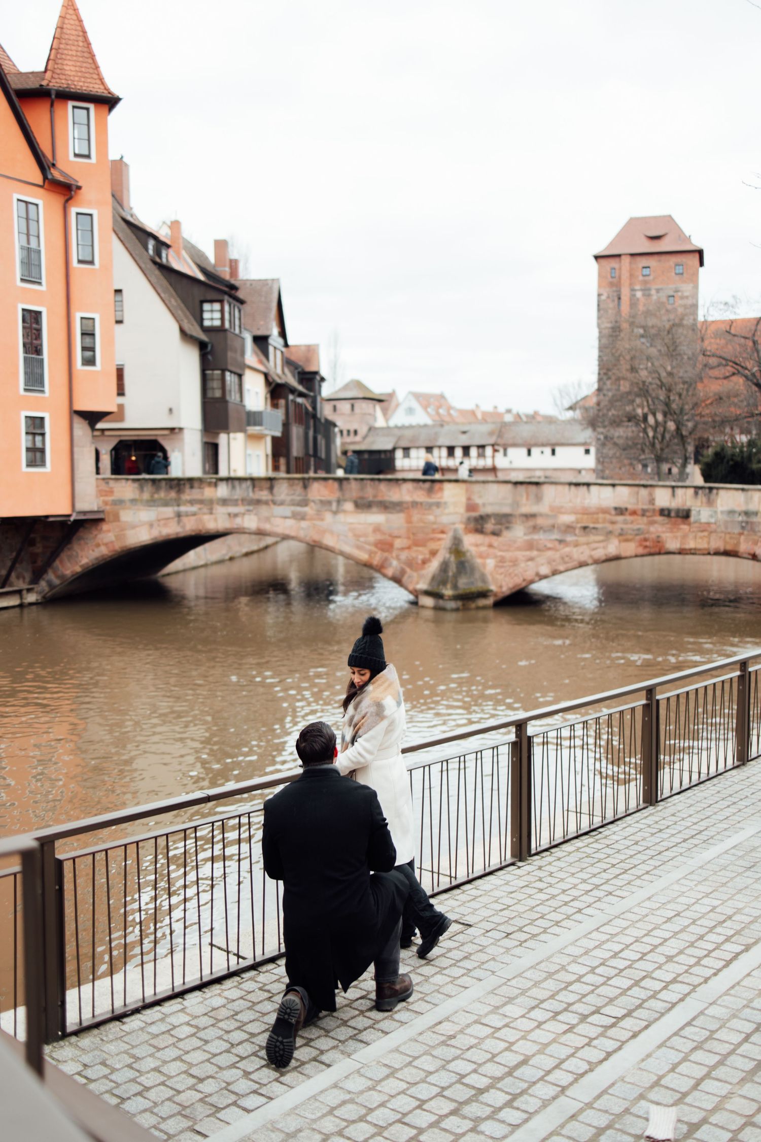 Nuremberg Altstadt Proposal, Nuremberg Engagement, Proposal Photoshoot Nuremberg, Man proposing to his fiancee, Johanna Patton Photography,