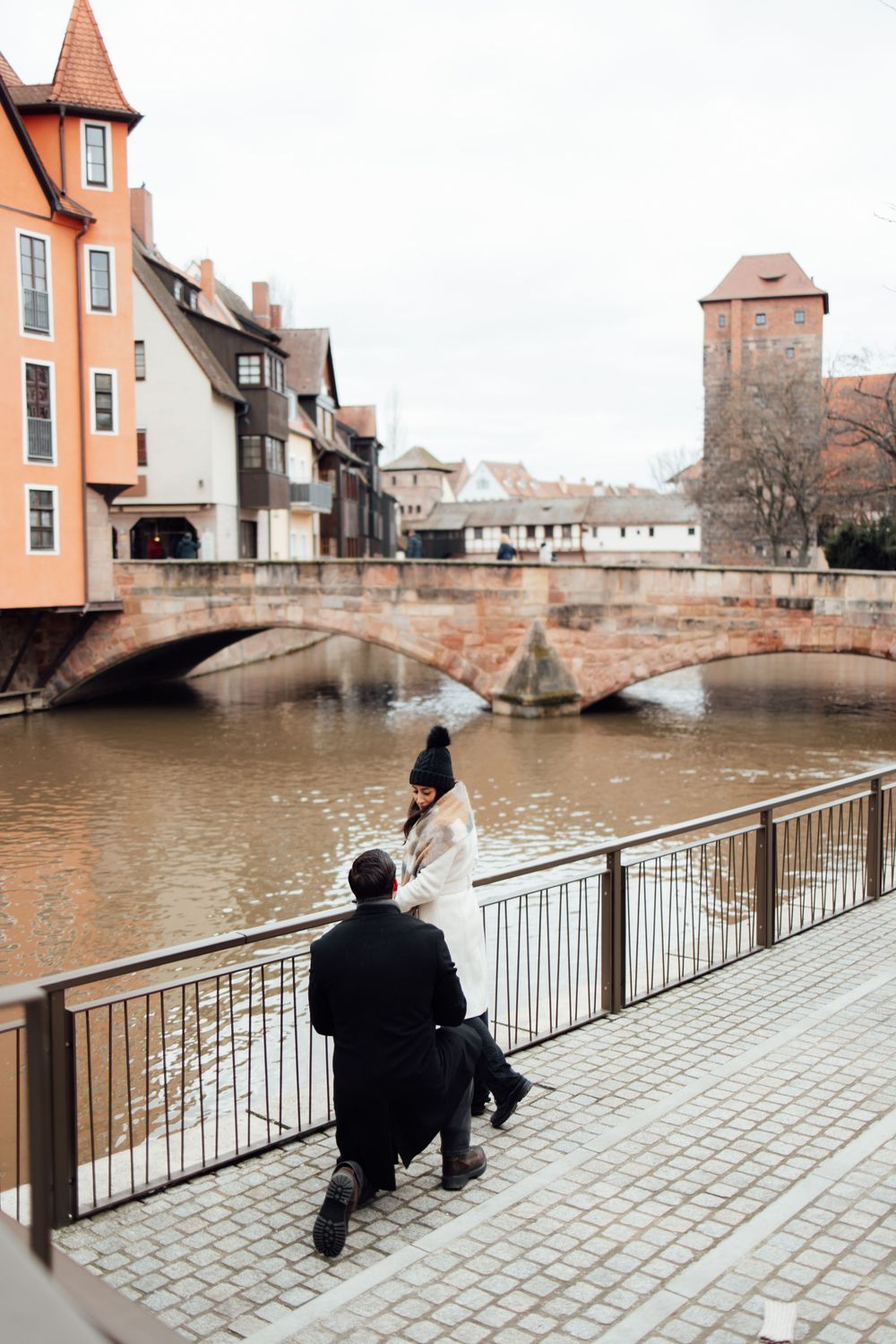 Nuremberg Altstadt Proposal, Nuremberg Engagement, Proposal Photoshoot Nuremberg, Man proposing to his fiancee, Johanna Patton Photography,
