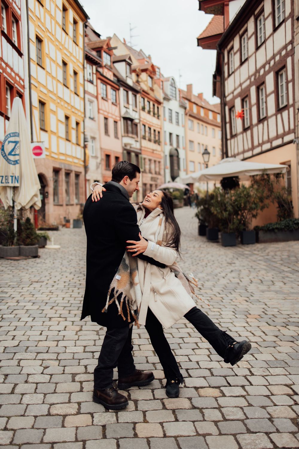Nuremberg Altstadt Proposal, Nuremberg Engagement, Proposal Photoshoot Nuremberg, Man proposing to his fiancee, Proposal Photographer