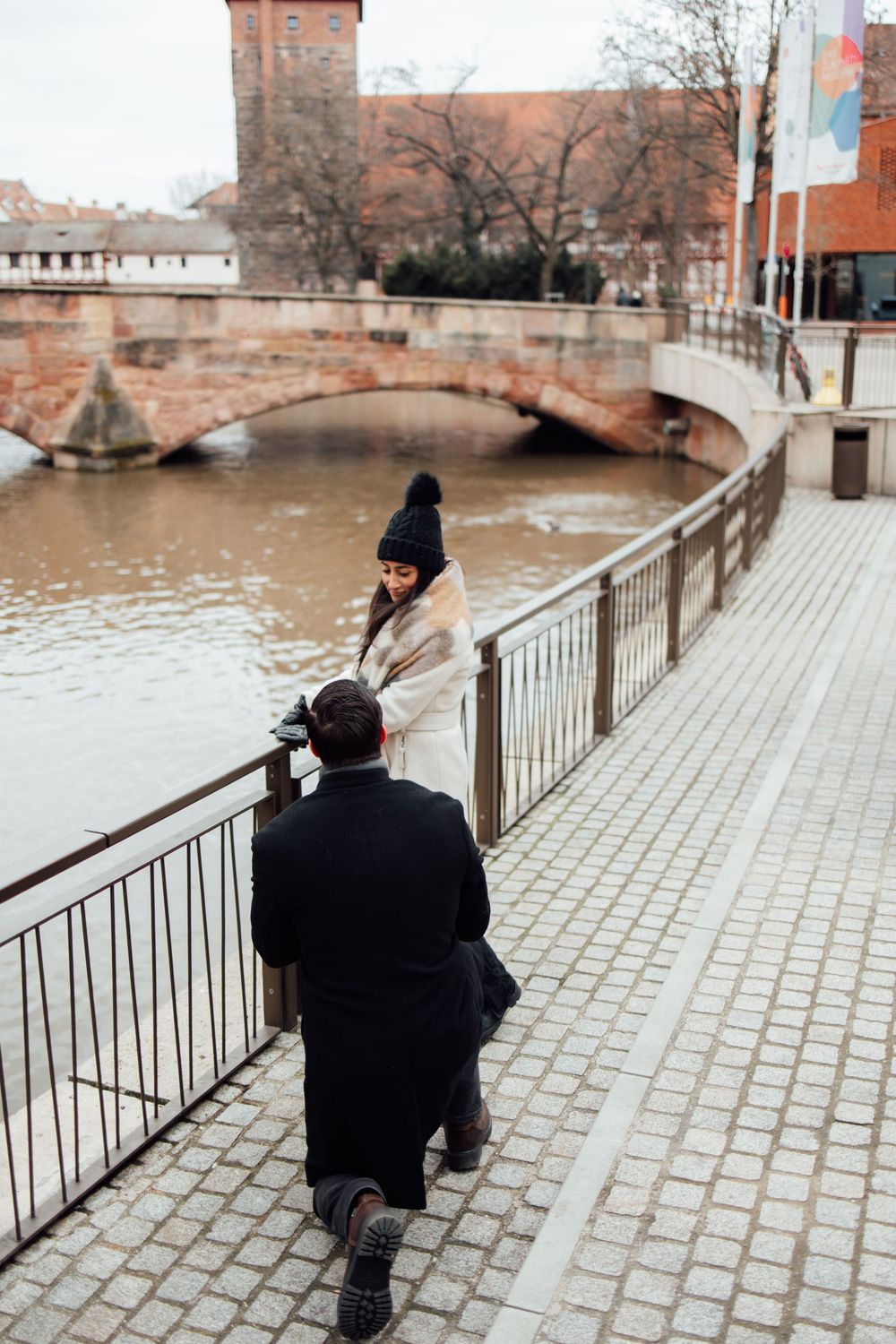 Nuremberg Altstadt Proposal, Nuremberg Engagement, Proposal Photoshoot Nuremberg, Man proposing to his fiancee, Johanna Patton Photography,