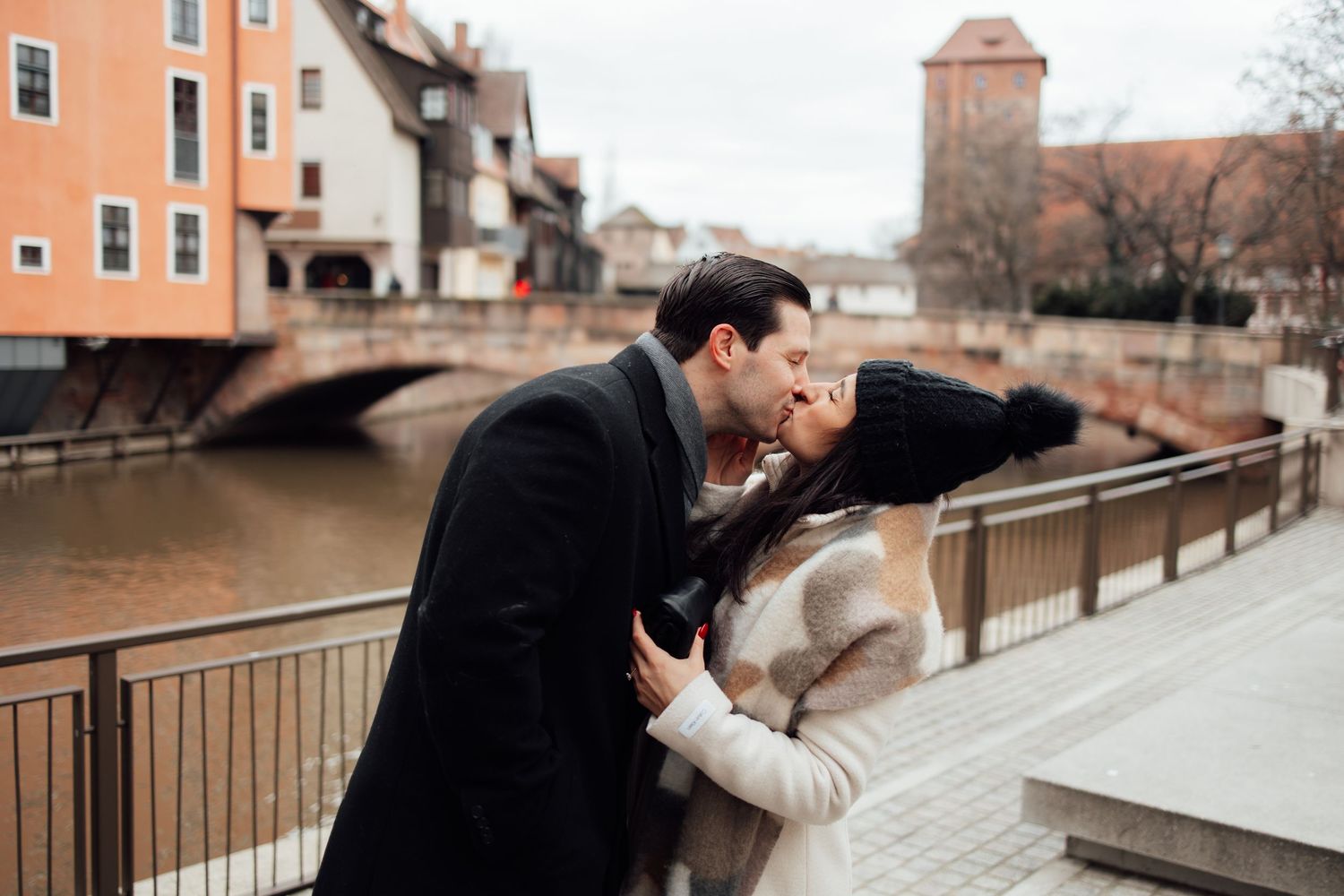 Nuremberg Altstadt Proposal, Nuremberg Engagement, Proposal Photoshoot Nuremberg, Man proposing to his fiancee, Johanna Patton Photography,