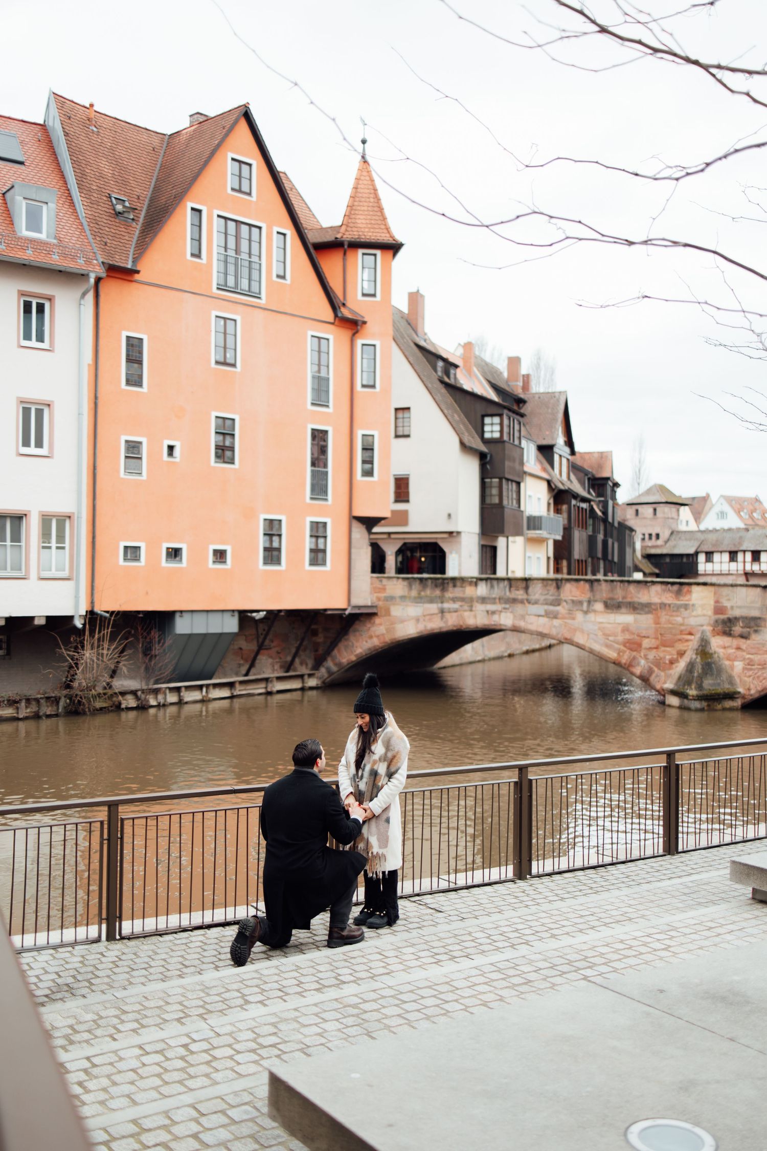 Nuremberg Altstadt Proposal, Nuremberg Engagement, Proposal Photoshoot Nuremberg, Man proposing to his fiancee, Johanna Patton Photography,