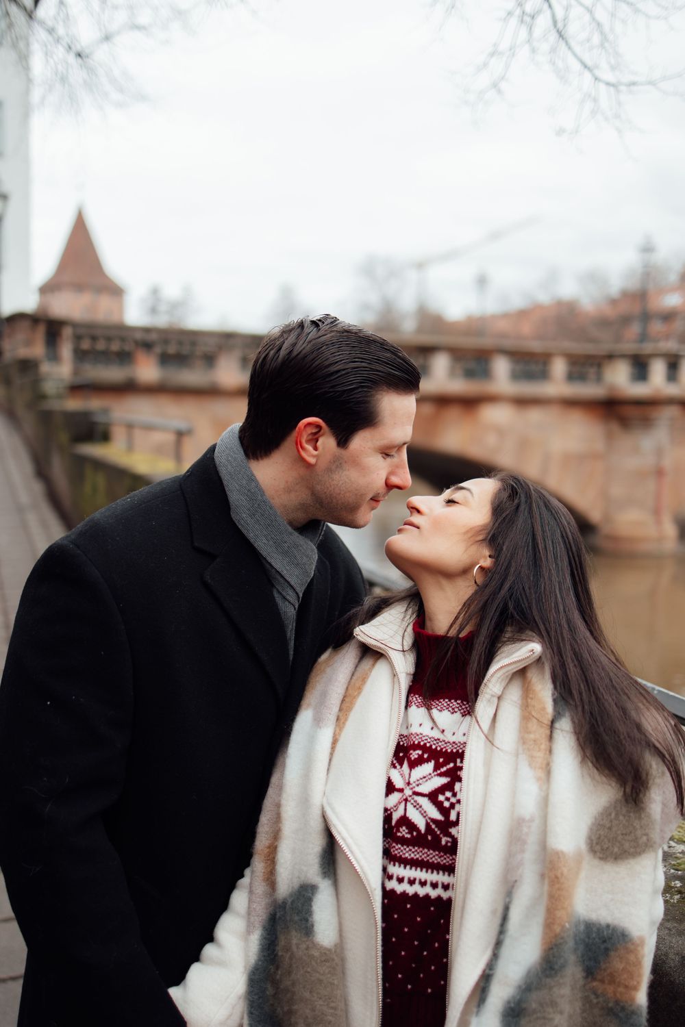 Nuremberg Altstadt Proposal, Nuremberg Engagement, Proposal Photoshoot Nuremberg, Man proposing to his fiancee, Johanna Patton Photography,