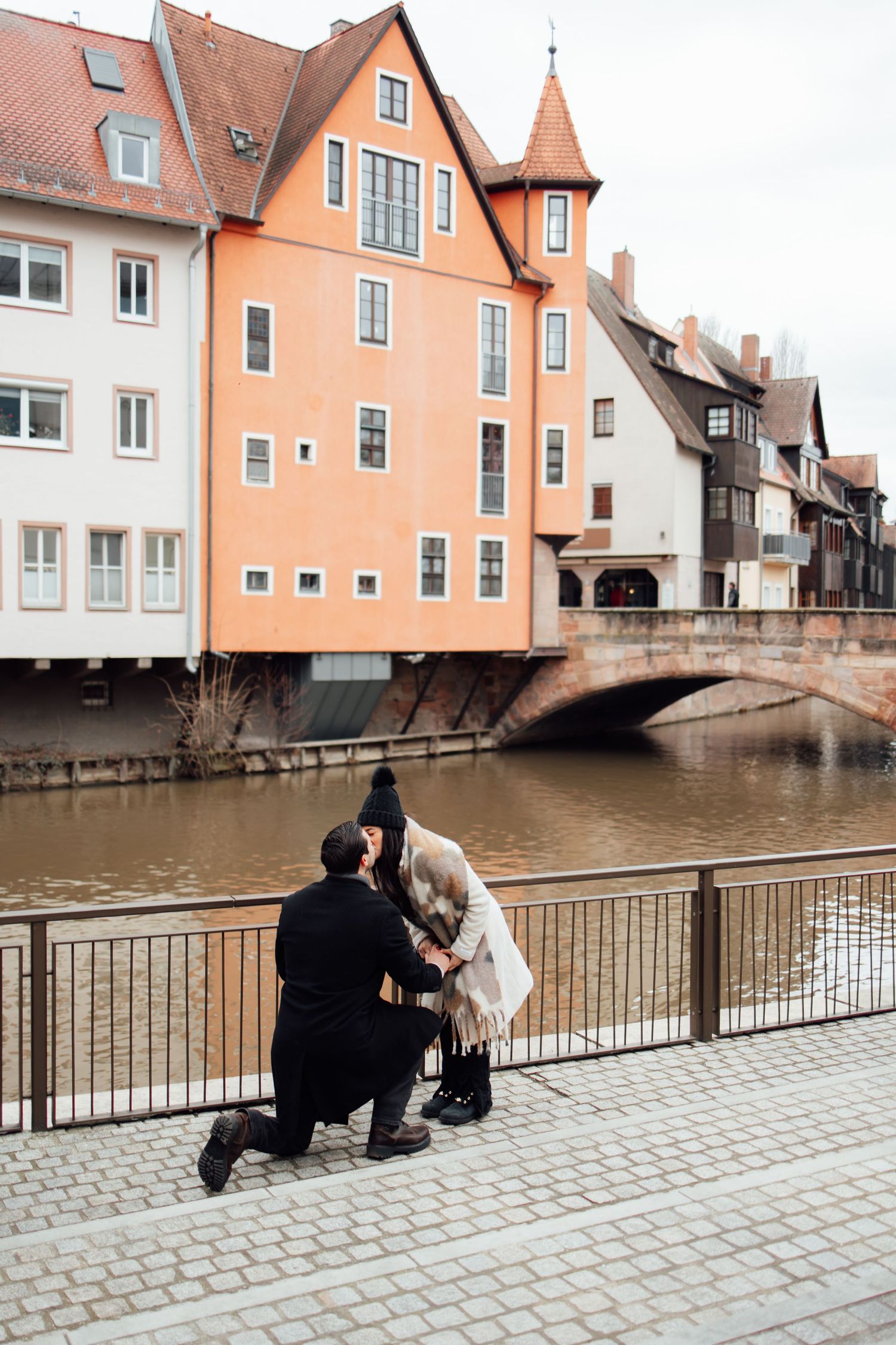 Nuremberg Altstadt Proposal, Nuremberg Engagement, Proposal Photoshoot Nuremberg, Man proposing to his fiancee, Johanna Patton Photography,