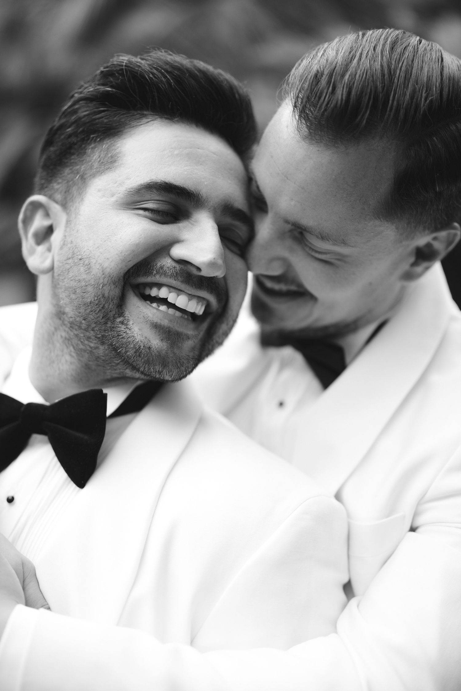 ritratto romantico degli sposi nei giardini di villa ormond sanremo