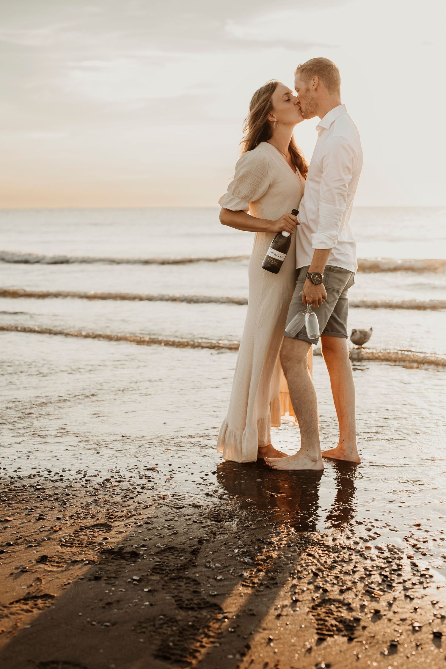 koppel fotoshoot duinen scheveningen bij ondergaande zon