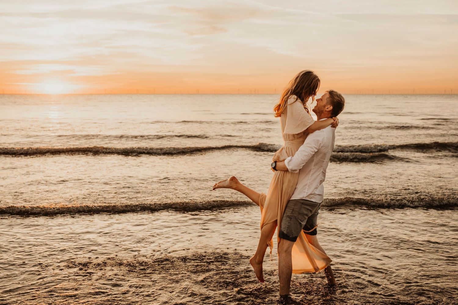 liefdevol koppel op strand scheveningen bij zonsondergang