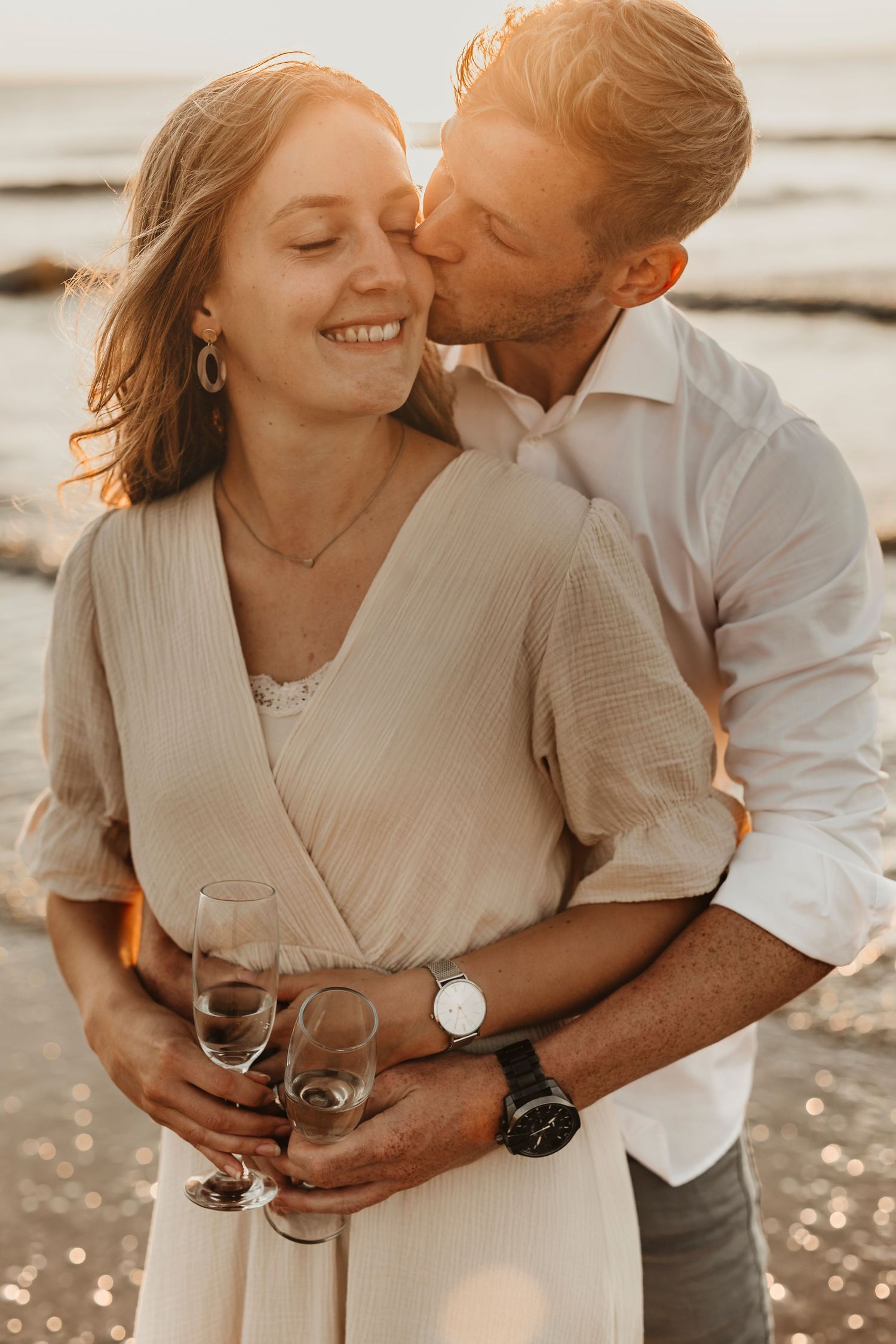 koppel fotoshoot strand scheveningen tijdens golden hour