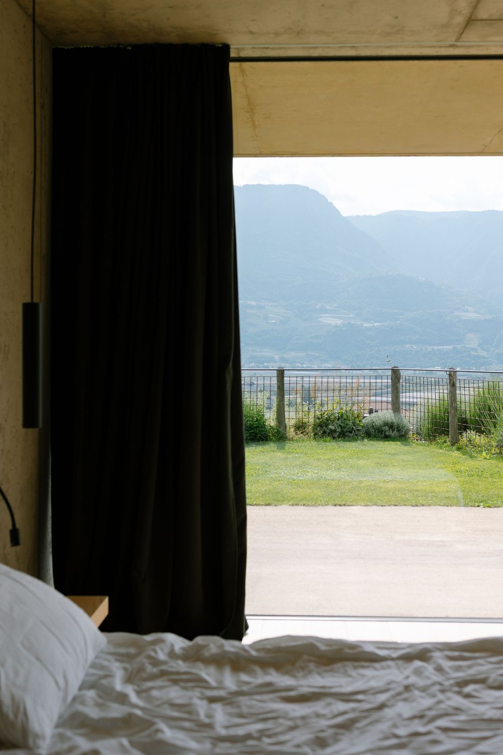 Out of Bed Foto mit Blick in die Berge aus Hotelzimmer in Südtirol
