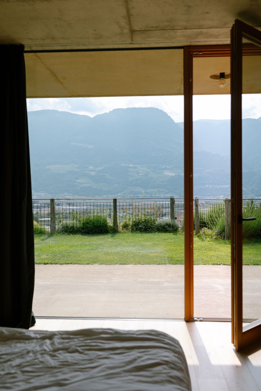 Modernes Hotelzimmer im Füchslhof mit Holzinterieur und ruhiger Atmosphäre