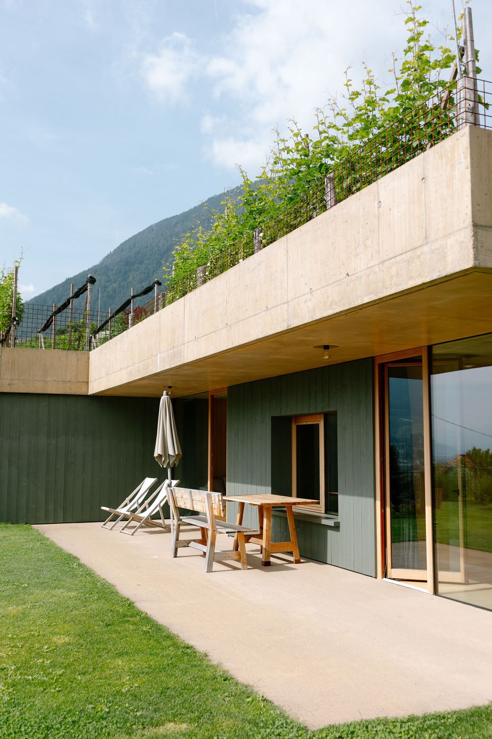 Architektur des Hotels Füchslhof eingebettet in Garten und Natur in Südtirol