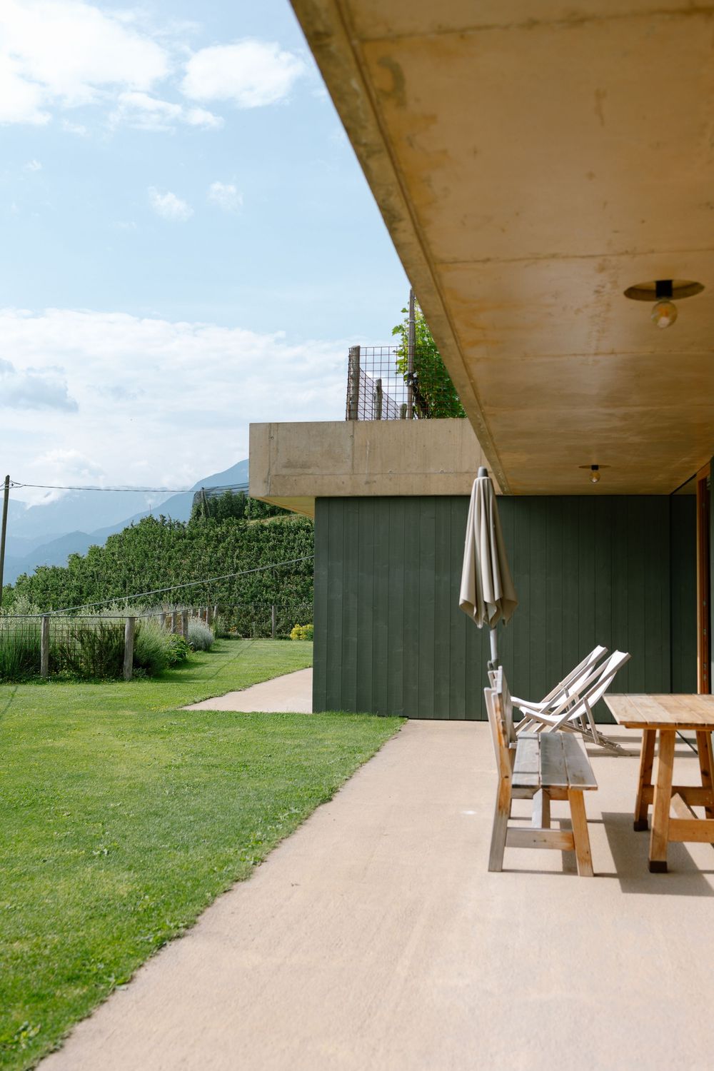 Architektur des Hotels Füchslhof eingebettet in Garten und Natur in Südtirol