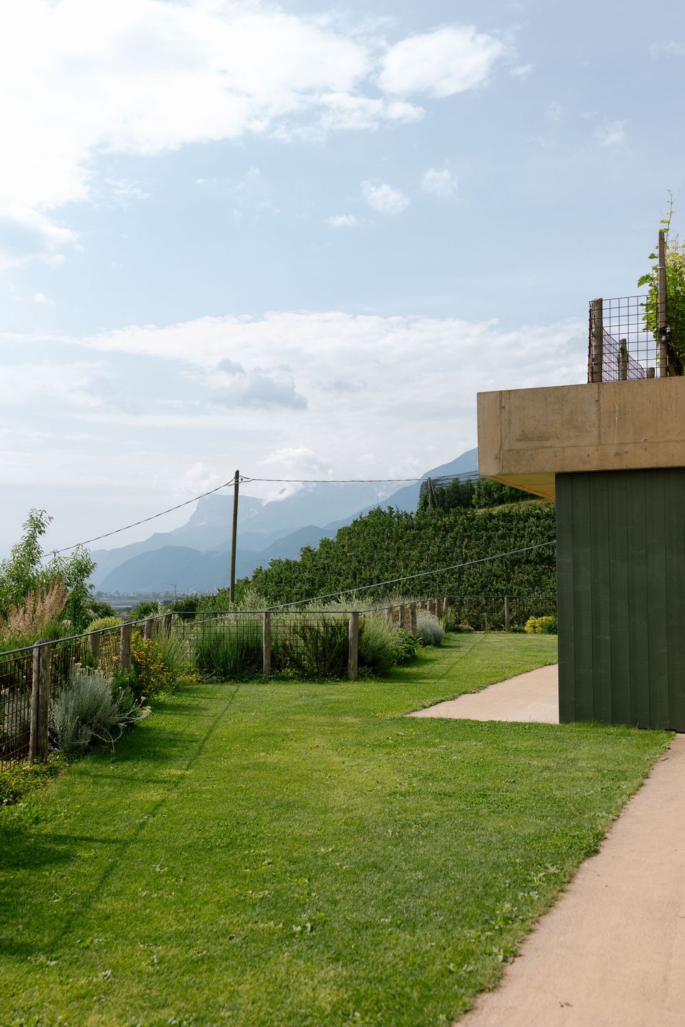 Architektur des Hotels Füchslhof eingebettet in Garten und Natur in Südtirol