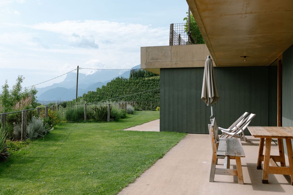 Architektur des Hotels Füchslhof eingebettet in Garten und Natur in Südtirol