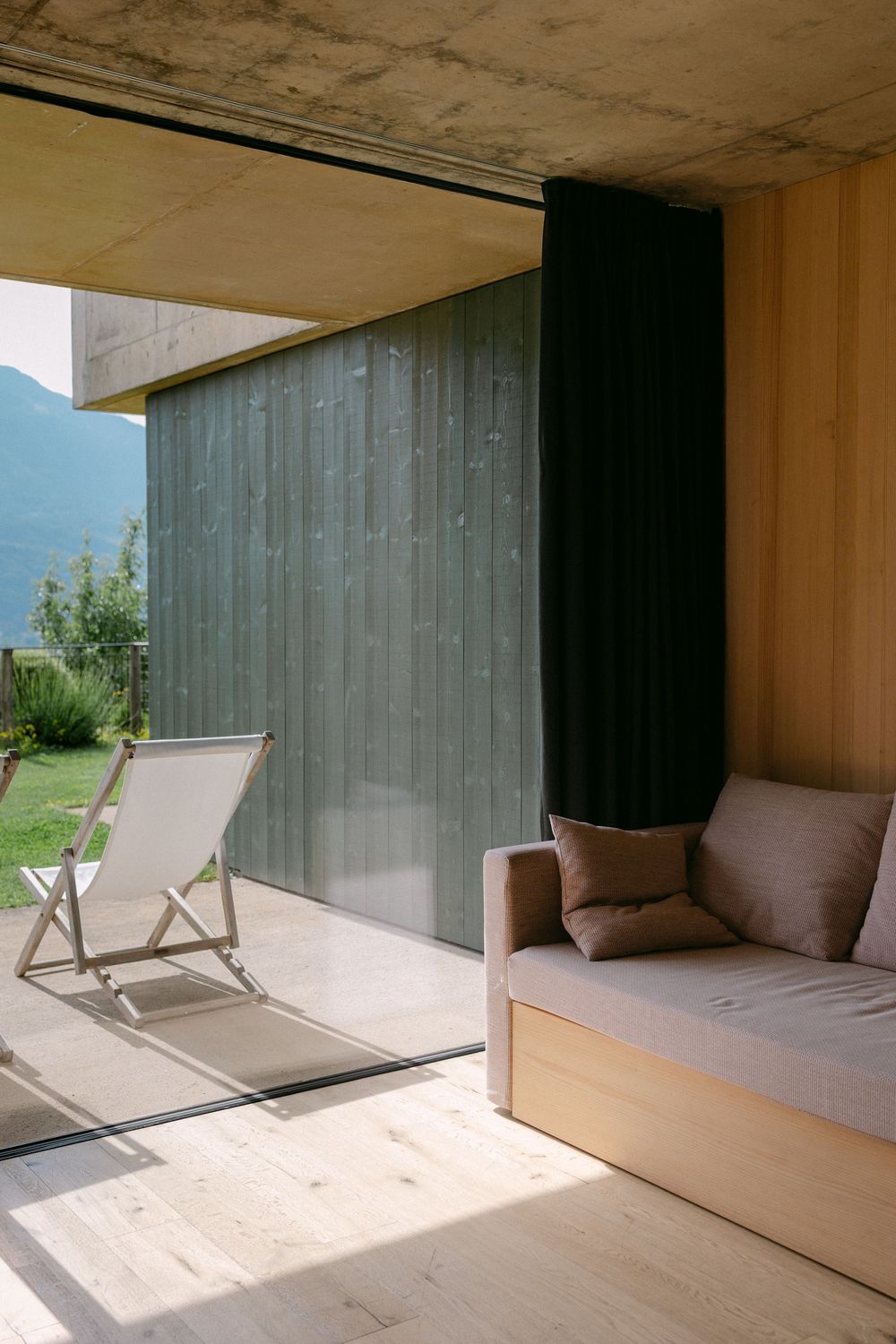 Modernes Hotelzimmer im Füchslhof mit Holzinterieur und ruhiger Atmosphäre