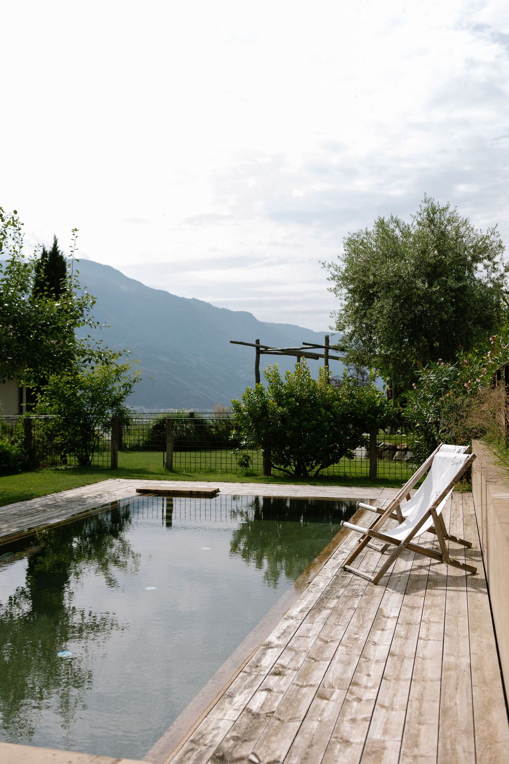 Holzterrasse mit Liegen im Hotel Füchslhof – moderne Architektur und Natur