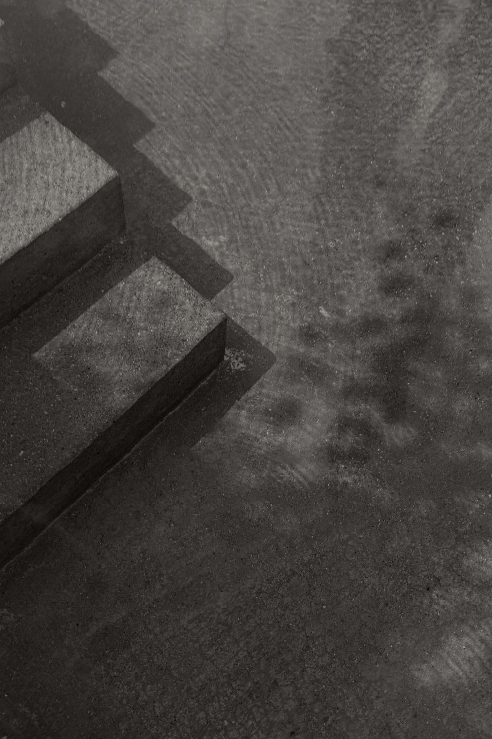 Pool des Hotels mit Schatten und Licht in Schwarz/Weiß