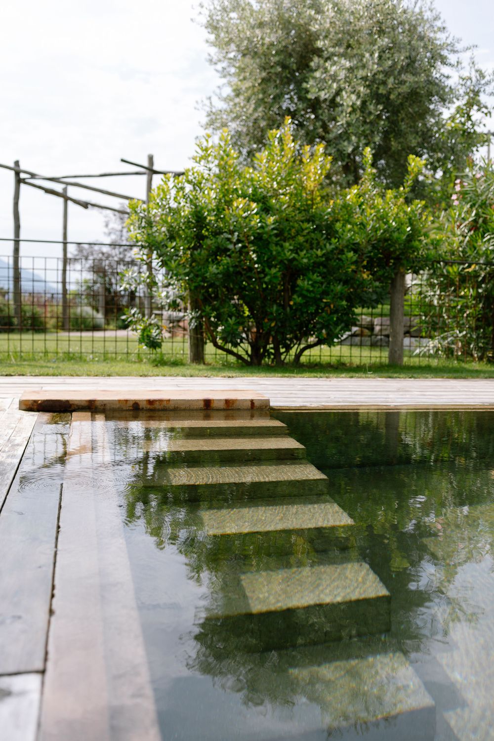 Hotel Füchslhof mit Naturpool und Gartenanlage in ruhiger Landschaft