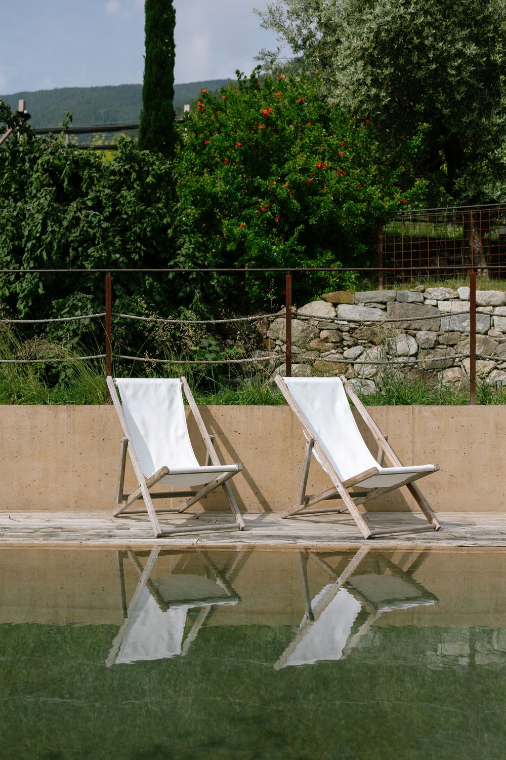 Terrasse des Hotels Füchslhof mit Pool und Blick auf die bayerische Alpenlandschaft