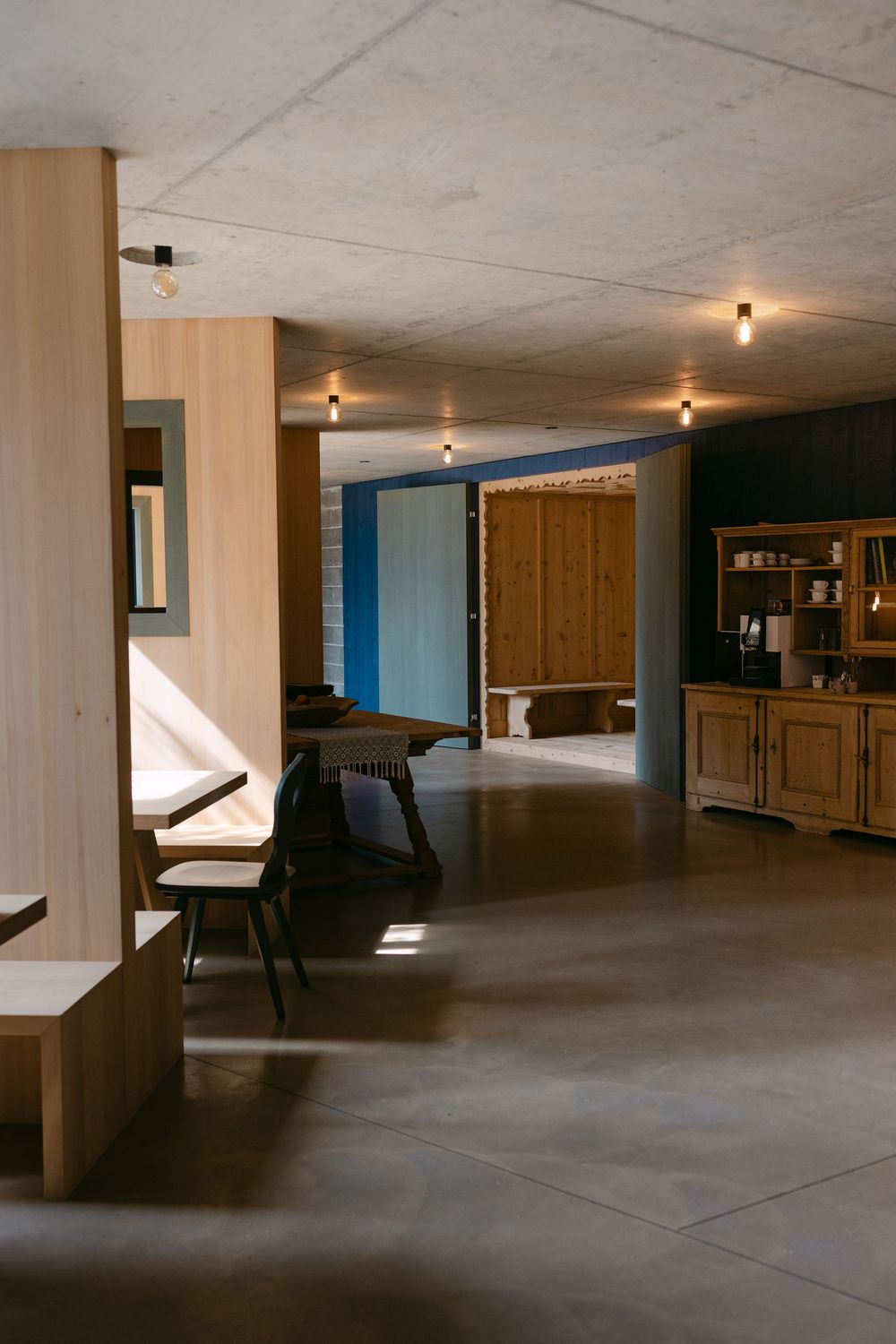Modernes Hotelzimmer im Füchslhof mit Holzinterieur und ruhiger Atmosphäre