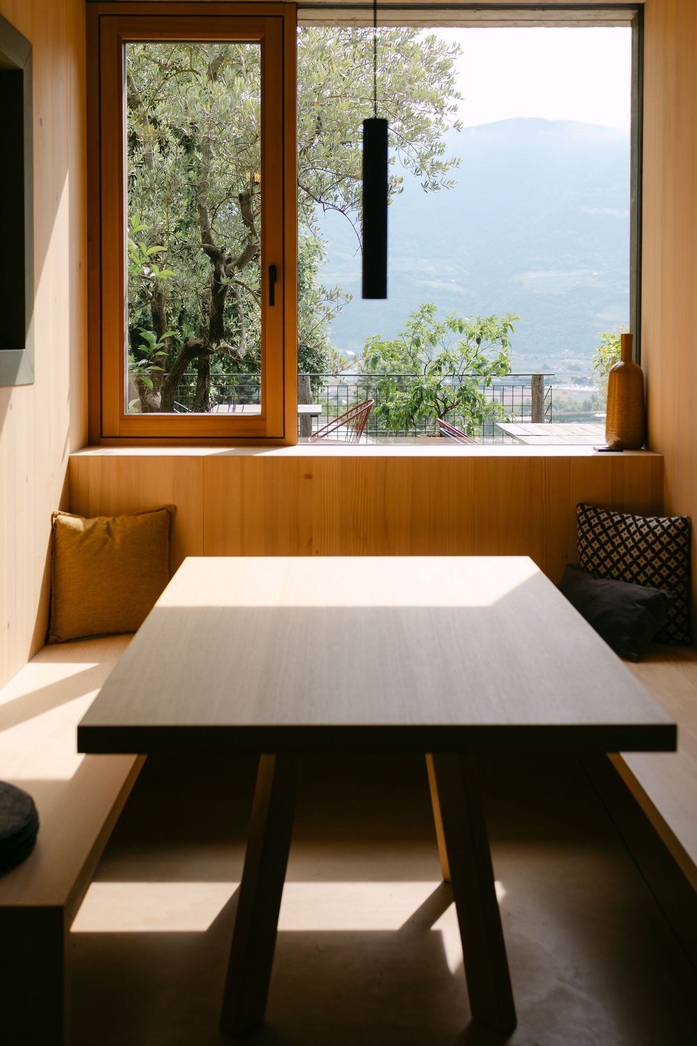 Modernes Hotelzimmer im Füchslhof mit Holzinterieur und ruhiger Atmosphäre