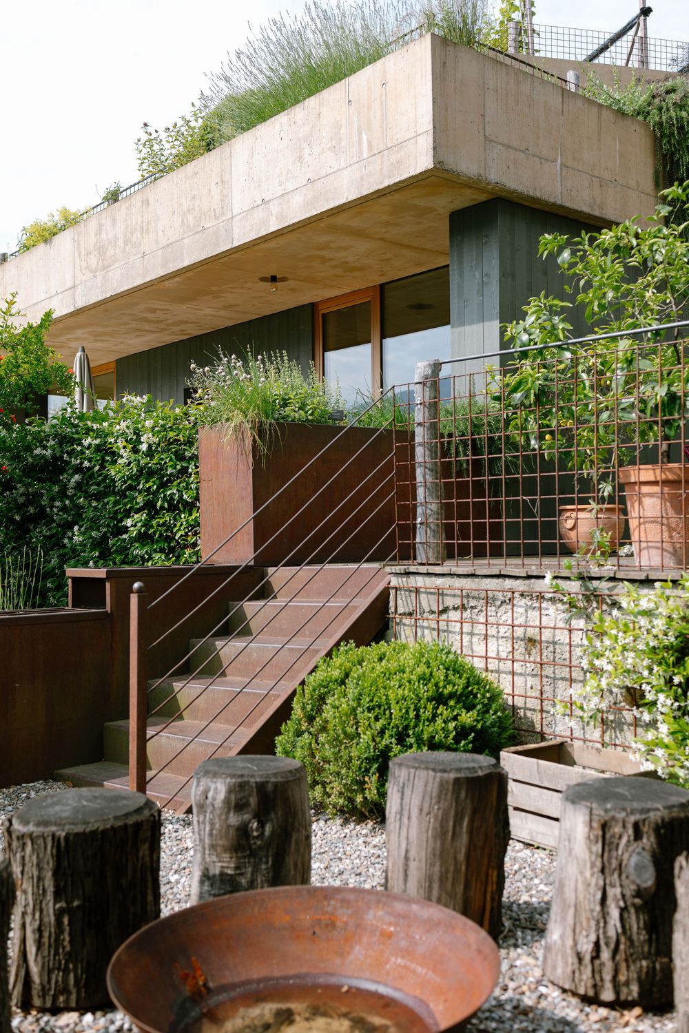 Architektur des Hotels Füchslhof eingebettet in Garten und Natur in Südtirol