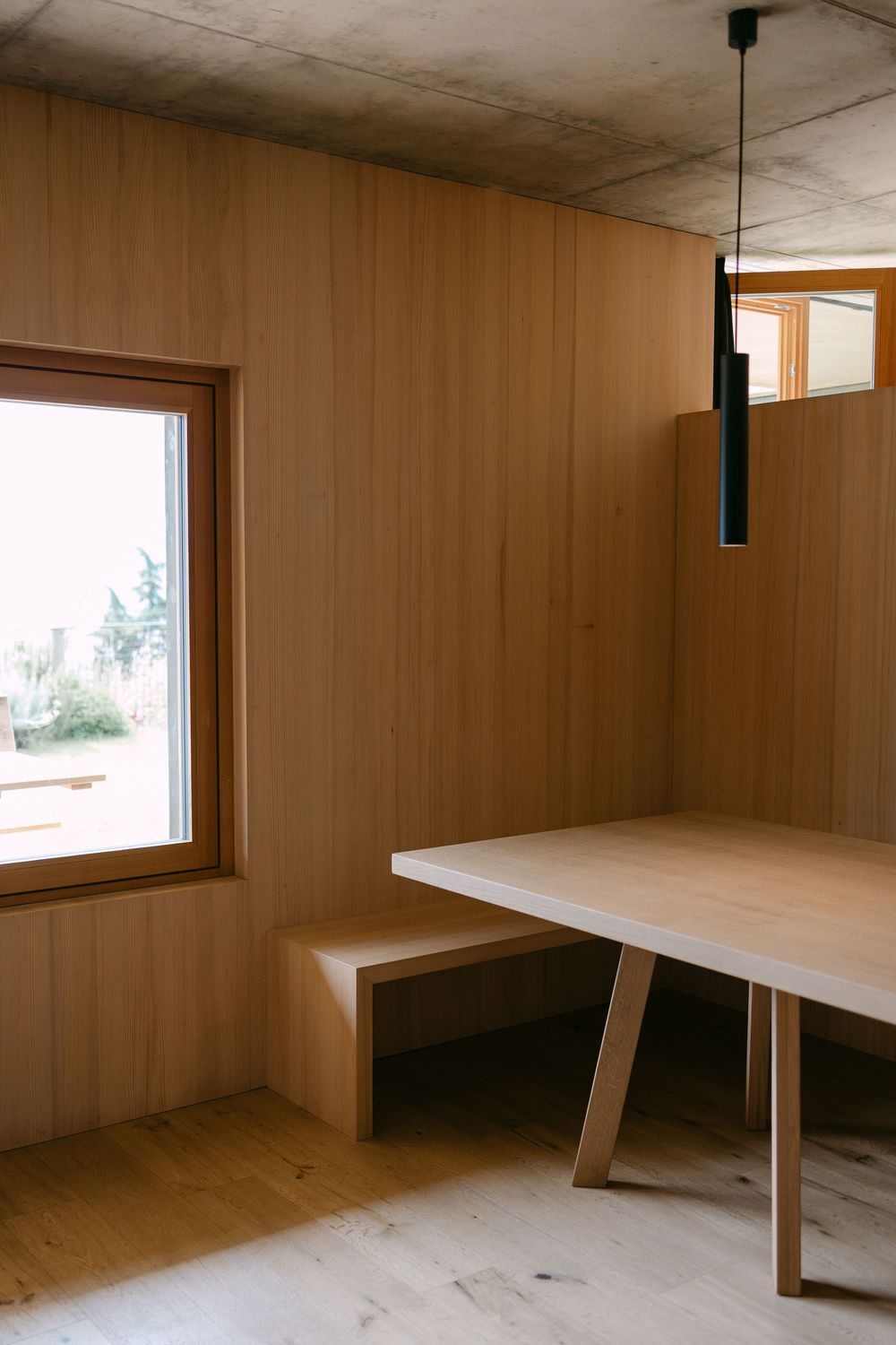 Modernes Hotelzimmer im Füchslhof mit Holzinterieur und ruhiger Atmosphäre
