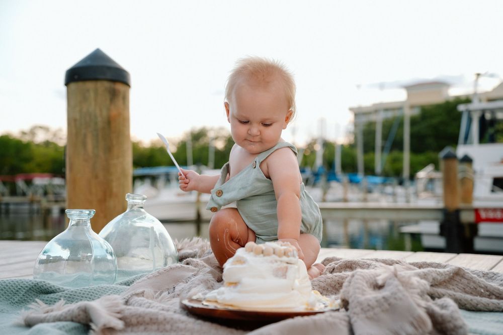 Smashing cake with one hand
