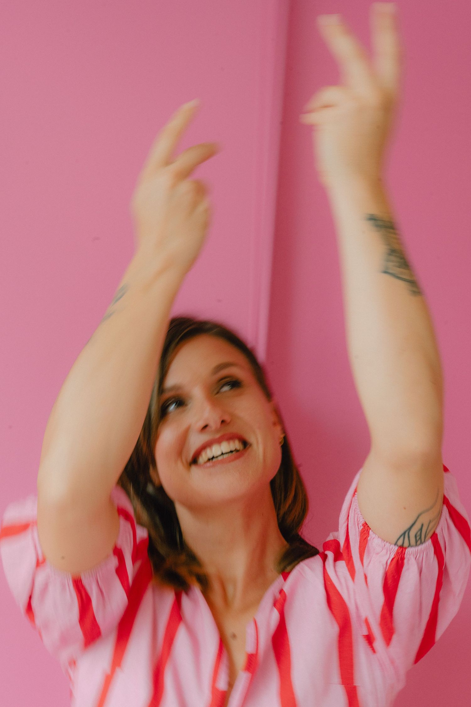 portrait d'une entrepreneure coloré et joyeuse