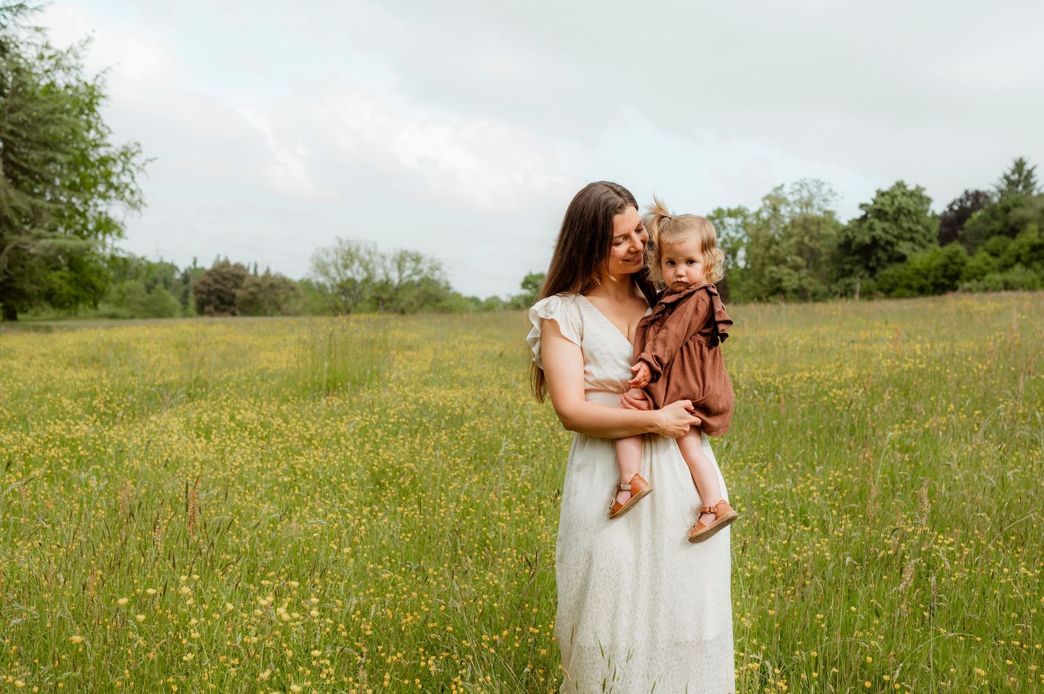 Spontane gezinsfotoshoot in een veld in Beersel – liefdevolle momenten in de natuur vastgelegd door Daphné Dozinel