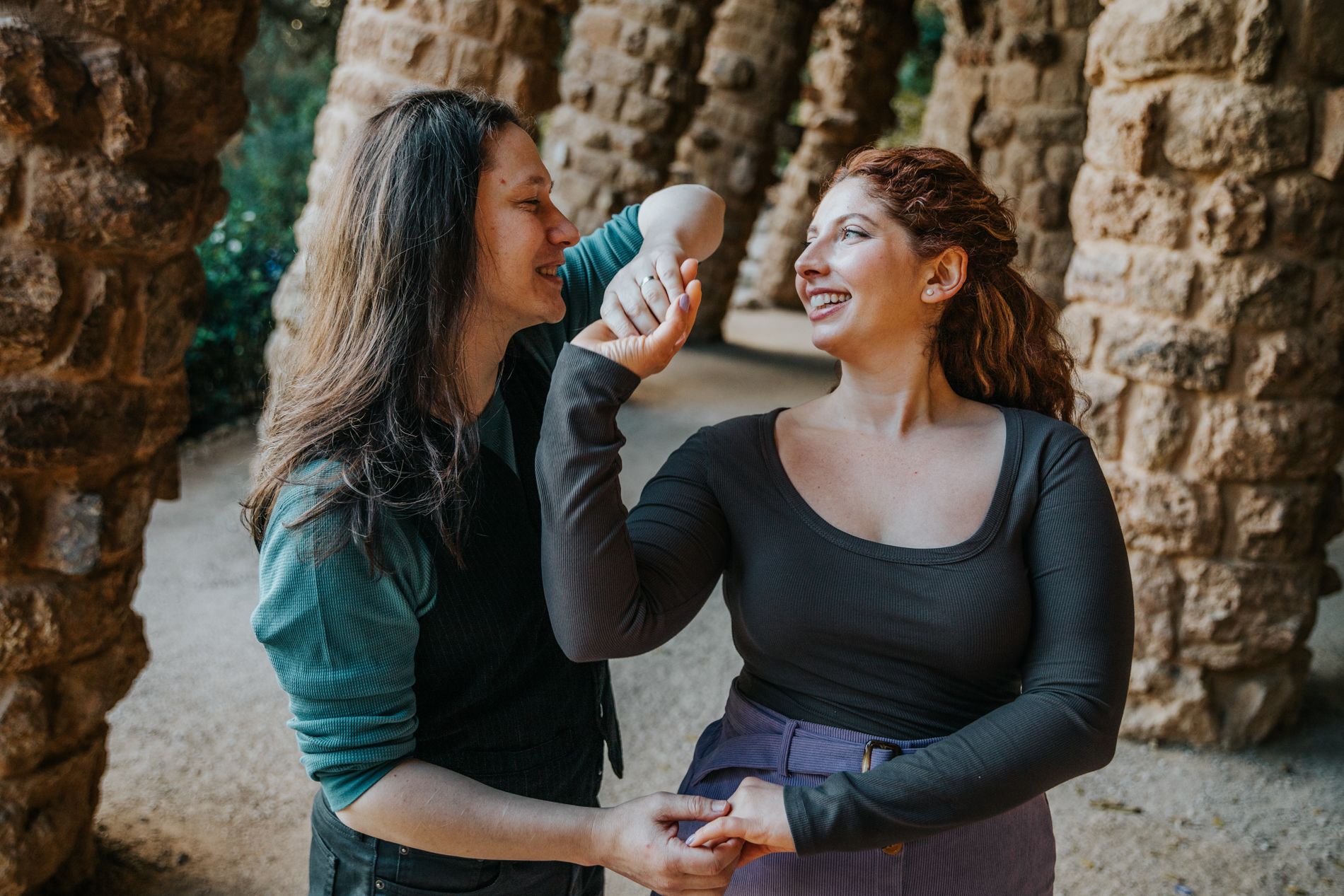 Couple celebrating their anniversary with a photoshoot in Park Güell, Barcelona, surrounded by Gaudí mosaics.